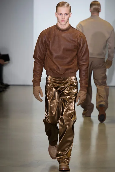 Look 16